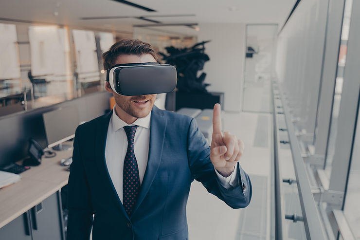 Un homme d'affaires utilise un casque de réalité virtuelle. Illustration des innovations technologiques que les cadres dirigeants doivent maîtriser pour piloter la transition digitale