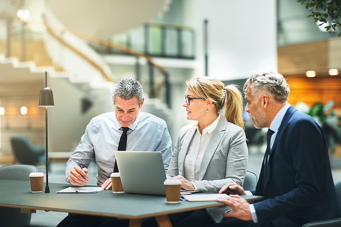 Trois collaborateurs en executive search discutant