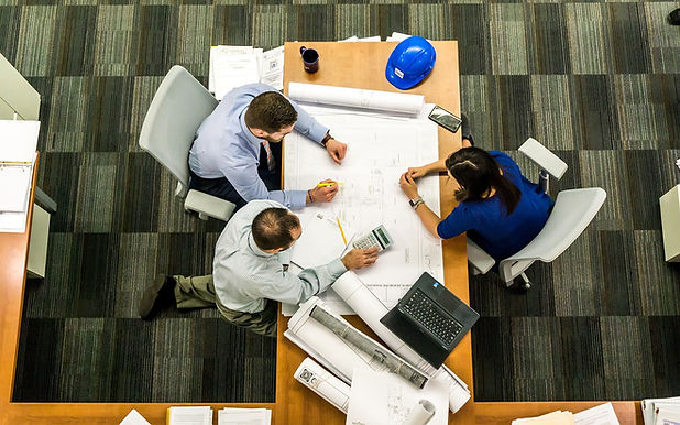 Équipe exécutive discutant des stratégies de gestion du changement