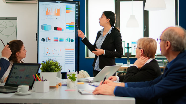 Une équipe de managers suit une formation sur les technologies digitales. Photo symbolisant les enjeux de la montée en compétences des leaders face à la transformation numérique des entreprises.