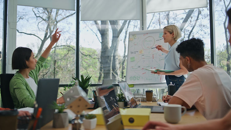 Une équipe dirigeante travaillant sur une stratégie de transformation organisationnelle en pleine évolution.