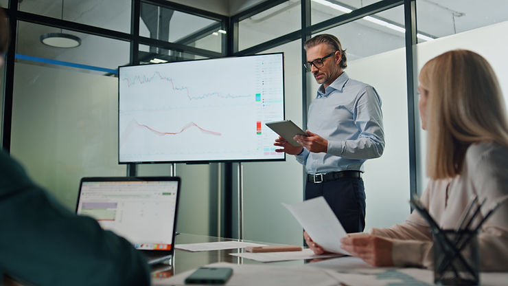 Leader transformationnel guidant une équipe pendant un changement organisationnel