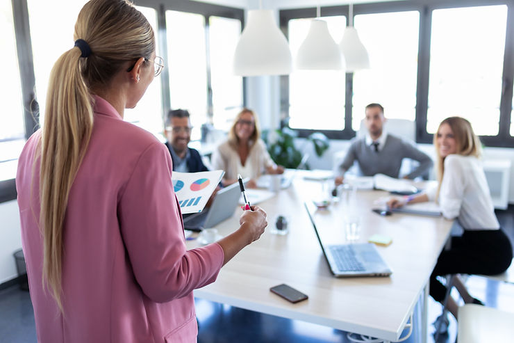Jeune femme cadre dirigeante expliquant la stratégie RSE de l'entreprise à ses collaborateurs