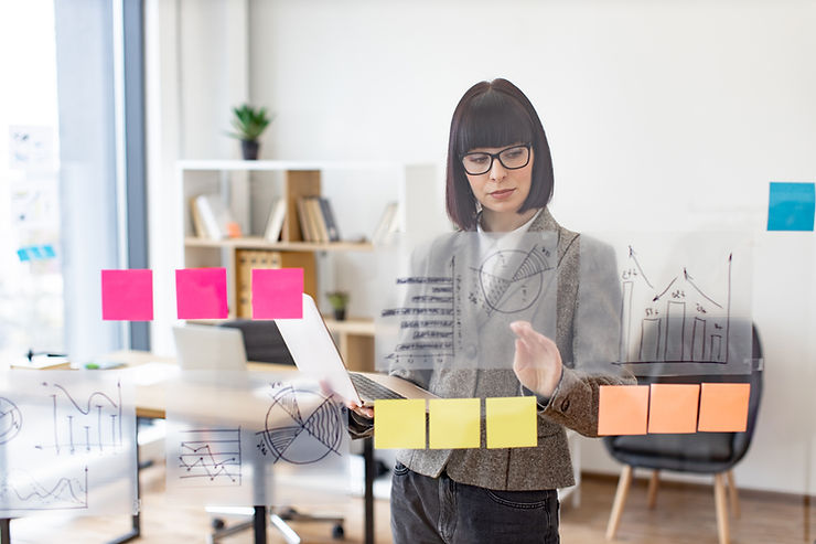 femme dirigeante analysant des données de feedback 360°