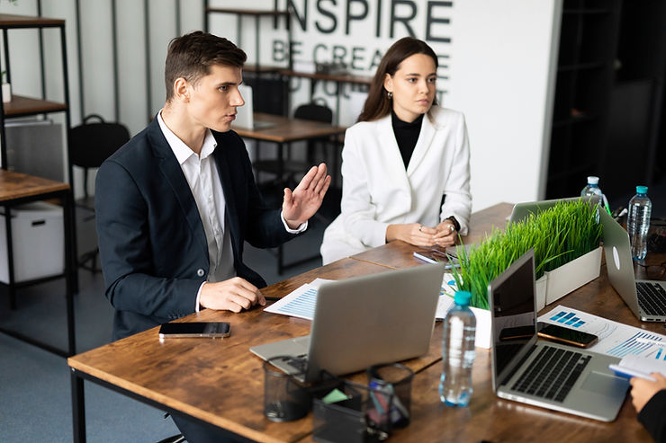 Deux entrepreneurs négocient dans un bureau dans une entreprise